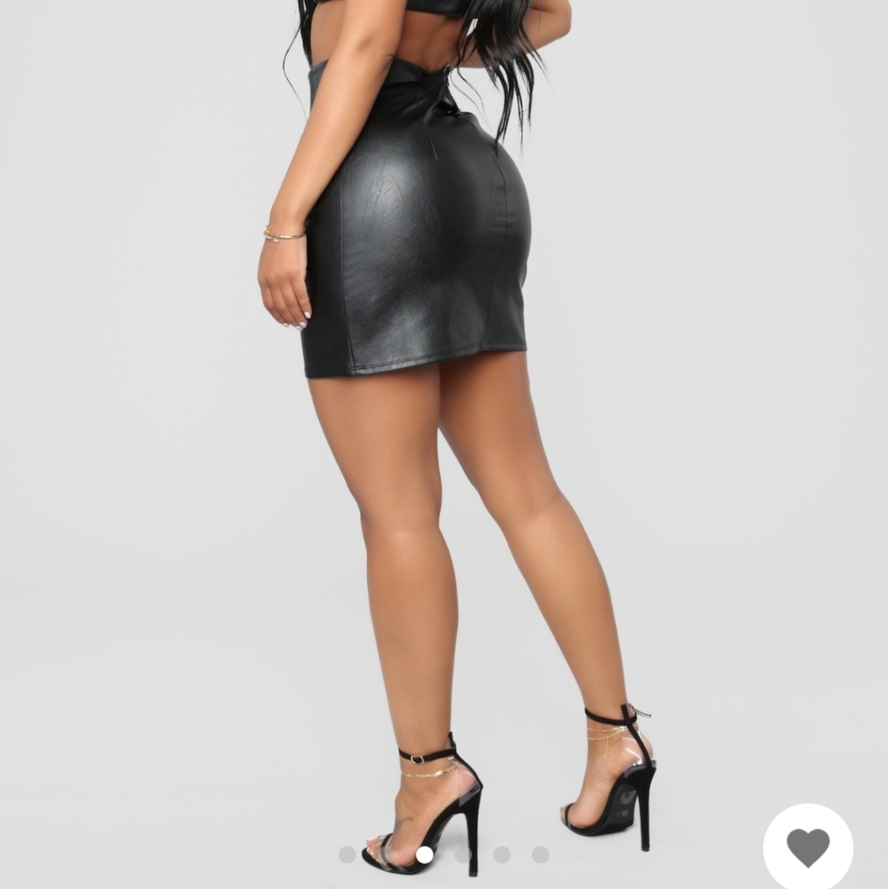 Fashion Nova black faux leather skirt size Small